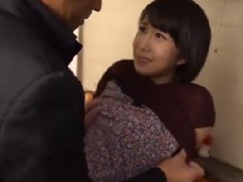 白昼現れたクズ男に中出しレイプされてしまった美人奥様素人人妻熟女のエロ動画