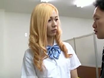 校則を守れない金髪淫女ギャル→見かねた教師が校則違反のお仕置きパコ！素人女子校生顔射レイプのエロ動画