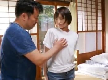唇がエロティックなショートヘア美形少女が帰省中に叔父さんの餌食に…美少女顔射のエロ動画