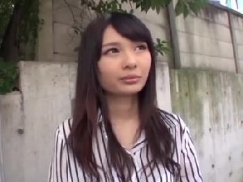 案の定無毛だった童顔顔女子大生にたっぷり中出しW素人美少女パイパンハメ撮りナンパのエロ動画