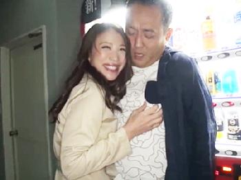 夜の自販機前でオジサンを誘惑パコ→男潮吹かせてしまうド淫乱ギャル巨乳お姉さん痴女手コキのエロ動画