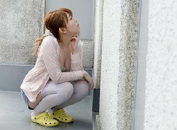 「ねぇ～入れてよぉ…」ケンカして薄着のまま外に閉め出されていた隣の彼女→匿ってあげるという口実でラッキーパコ巨乳お姉さん青山...