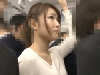 満員電車の中で痴漢レイプされ大量潮吹き晒しちゃう性的変態美形お姉さん!素人痴女中出し露出のエロ動画