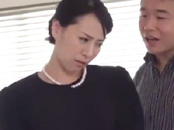 義理息子に強引に犯され抵抗するも肉棒をぶち込まれてしまう義理の母人妻熟女レイプ近親相姦のエロ動画