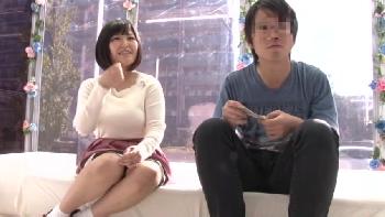 服の上からでも分かるビックおっぱい奥様がモテナイ男子とマジックミラー号で応援ハメ！巨乳素人お姉さん人妻フェラ手コキのエロ動画