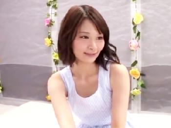 春から就職する清涼感たっぷり女子大生娘をマジックミラー号連れ込み→イチモツで挟み込み3Pハメ！素人美少女痴女顔射のエロ動画