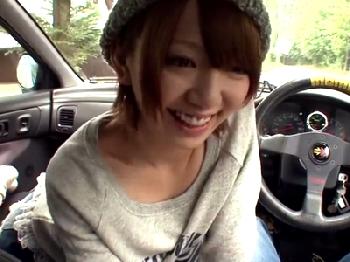 『乗せてくれたお礼ね』アッシーのお礼に車内でフェラチオ抜きしてくれる激烈可愛い尻軽女巨乳素人ギャル手コキのエロ動画
