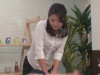 客男根に奥様マッサージ嬢発情→普通の店にゴムがあるわけもなくナマ姦→膣奥中出し!巨乳お姉さん人妻盗撮のエロ動画
