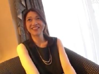 年下陰茎を大喜びで感じる素人奥さんW人妻オナニーのエロ動画