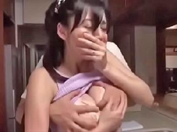 「だめよ…お父さんが近くに…」義息に迫られてキッチンで隠れてSEXするマダム巨乳人妻近親相姦のエロ動画