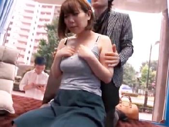 マジックミラー号の外で待つ夫への不満を痙攣仰け反り交尾で発散する淫乱妻W巨乳素人人妻中出しのエロ動画