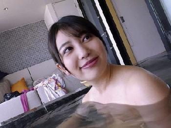 不貞妻とイケナイ温泉旅行→広告代理店を経営する夫を放っておいて大声で喘ぎ不貞素人人妻ハメ撮りのエロ動画