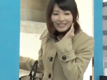 『すっごいドクンドクンしてる』新婚一年目の若奥様がマジックミラー号で童貞を優しく筆おろし素人人妻のエロ動画