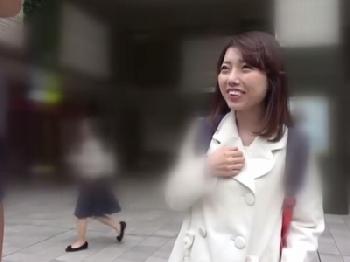 『フリーハグ…ですか？』平和のためにハグ！なぜかだんだんと脱がされる素人さんが違和感を感じながらヤラれパコ美少女ナンパのエロ...