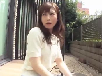 自宅での撮影が落ち着かない様子の欲求不満妻をお構いなくハメる！素人お姉さん痴女人妻のエロ動画