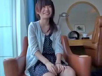 照れ屋なのにホテルに入っていきなりベッドに座り誘い受けな美形お姉さんW巨乳素人顔射オナニーのエロ動画