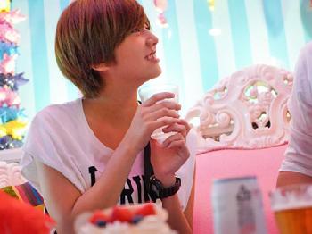 20歳を迎えたボーイッシュ美形少女が初めてのお酒に飲まれてトロ酔い性交巨乳美少女顔射潮吹き乱交のエロ動画