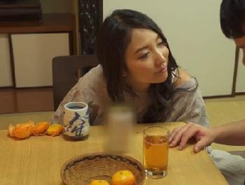 『私のも…触って…』コタツの下で誘惑してくる彼女ママ！娘の彼を寝取るヘンタイ奥様にドハマりパコ巨乳痴女人妻のエロ動画