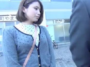パンチラするほどのミニスカートギャルを痴漢して車内パコお姉さん橘ひなたのエロ動画