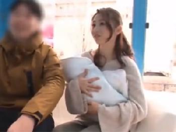 家族でお出かけ中の美人母ちゃんさんとラブラブパコ→夫よりデカいペニスにガチ絶頂素人お姉さん人妻のエロ動画