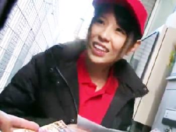 ピザ屋のデリバリースタッフに媚薬を塗った肉棒を突っ込み生ズボ顔面射精婦女暴行美少女顔射レイプのエロ動画