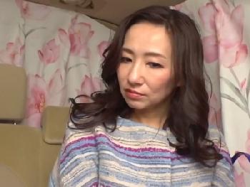 これで48歳!?最初っから不信感露わにしてるオバさん妻に肉棒与えてみた結果W素人人妻熟女中出しナンパのエロ動画