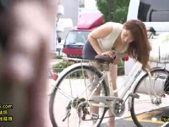 パッツパツのミニスカートで男を誘い込んでその辺でハメる淫乱な奥さんお姉さん人妻月島えみりのエロ動画