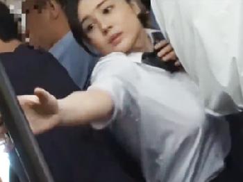 人込みを通るのに胸がつっかえちゃう巨乳女子校生が痴漢魔を勃起させてしまって男性器ハメられる顔射レイプのエロ動画