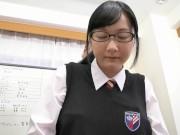 地味に見えて性的欲求旺盛なめがね女子校生に次々中出し!素人美少女痴女のエロ動画