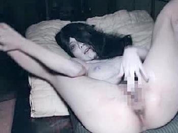 心霊現象が起こる家に設置した暗視カメラに写った幽霊の性交巨乳お姉さん顔射のエロ動画