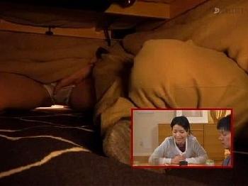 母親と呼ぶにはあまりにも若い女のカラダに欲情し勃起…相手も気持ちは同じでこっそりコタツの中でいちゃいちゃ性行為人妻巨乳のエロ...
