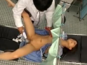 検診に来た女子校生を騙して中出しレイプする人間のクズ医者素人美少女のエロ動画