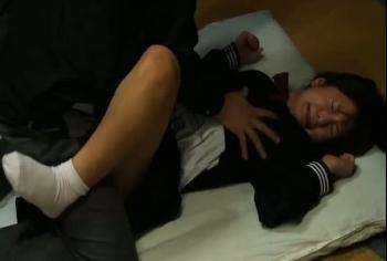 借金で蒸発した父のせいで無慈悲男に犯される女子校生美少女ぶっかけレイプのエロ動画