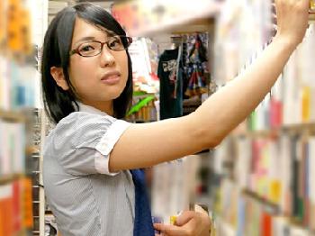 本屋で働く大人しそうだけど脱いだら凄い美形少女デビュー巨乳素人美少女のエロ動画