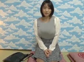 オナニーの手伝いのはずがギン勃ちペニ棒にムラムラ興奮した若奥様が本番パコ素人人妻パイパン中出しナンパのエロ動画