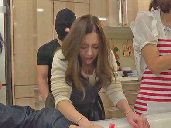 透明人間が潜入していて中出しされっぱなしのお料理教室W巨乳人妻のエロ動画