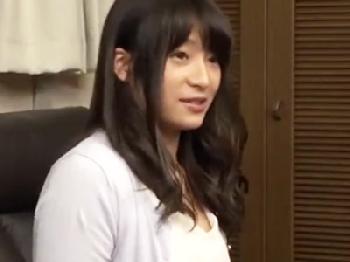 清麗そうな顔して初対面の男と不貞しちゃう尻軽女妻が中に出されて焦るW巨乳素人人妻中出しのエロ動画