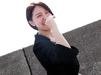 清麗に見えるけど実は淫女なショートヘアの美形少女と顔面射精ハメ撮り！素人美少女顔射ナンパのエロ動画