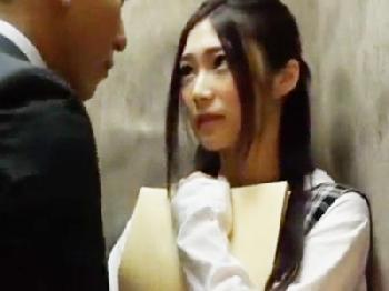 同じビルの美人オフィスレディとエレベーターに乗り合わせ社内パコ巨乳お姉さんOLのエロ動画