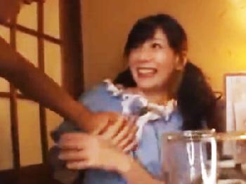 ランプが点灯したら即ずぼ!店員にバレずに居酒屋パコ巨乳顔射麻美ゆまのエロ動画
