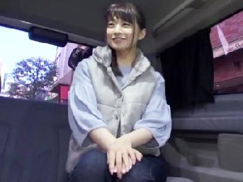 夕飯の買い物帰りの美人マダムを車内連れ込み→サクッとフェラチオ抜きしてくれる神対応W素人痴女人妻ナンパ手コキのエロ動画