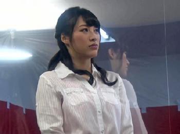 マジックミラー越しに夫がいるのに野球拳→罰ゲームで密通FUCK巨乳素人人妻のエロ動画