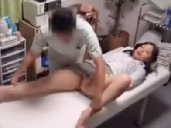 美人オフィスレディに中出し強姦マッサ→手マンのコンボで潮吹きさせる凄腕整体師素人お姉さんOLレイプマッサージのエロ動画
