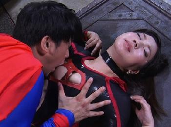 股間に魔の電気を流し込み、性的暴力でヒーローを陥れようとする悪の女戦士お姉さん痴女コスプレ美保結衣のエロ動画