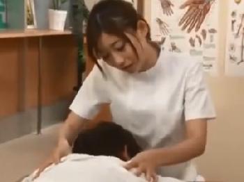 大人ペニスの挿入→中出しコンボに痙攣イキしちゃう黒髪童顔女子校生美少女ロリのエロ動画