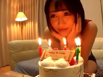 幼馴染の巨乳ちゃんと再開！誕生日を祝ってイチャイチパコ素人美少女ハメ撮りのエロ動画