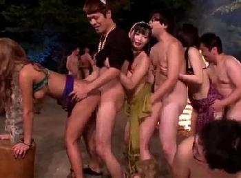 これが本当の酒池肉林!キャンプファイヤーを囲みながら青姦乱交で中出しタイム!巨乳素人ギャル露出のエロ動画