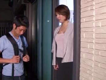 『こんなおばちゃんでいいの？』息子友人に欲情されついついペニス受け入れちゃう熟女妻巨乳痴女人妻顔射のエロ動画