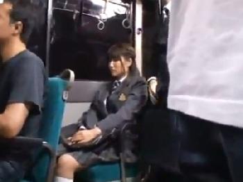 バスの中で日常的に行われている女子校生痴漢→婦女暴行の手口をご覧ください素人美少女ロリレイプのエロ動画
