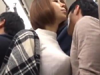 自分から満員電車でおっぱい当ててくる痴女に我慢できず!車内で声殺しパコ巨乳ギャルのエロ動画